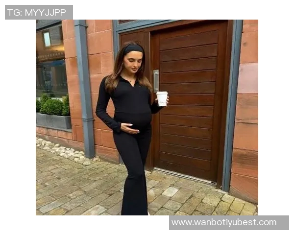 小吧社交秀里奇女友身材大放异彩瓦尔加魅力四射穿旗袍短裙引人注目